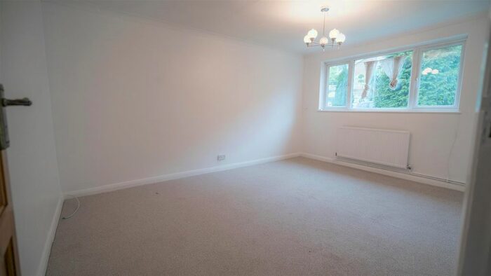 2 Bedroom Flat To Rent In Stafford Road, Caterham, CR3