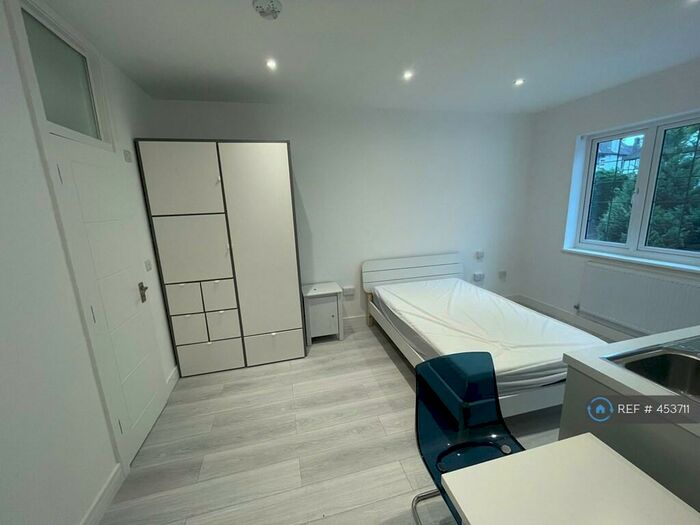 Studio To Rent In Wycombe Gardens, London, NW11