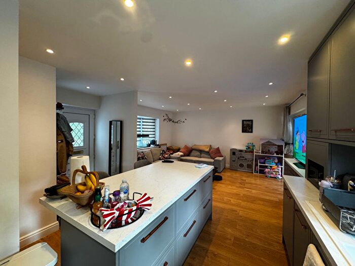 2 Bedroom Bungalow To Rent In Wood Lane, Woodford, IG8