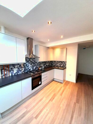 6 Bedroom Detached House To Rent In Great West Road, Hounslow, Greater London, TW5