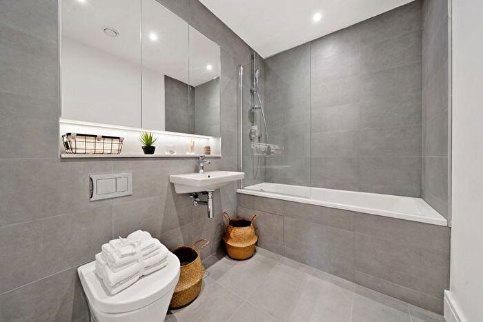 1 Bedroom Flat To Rent In Sutton Park House, SM1