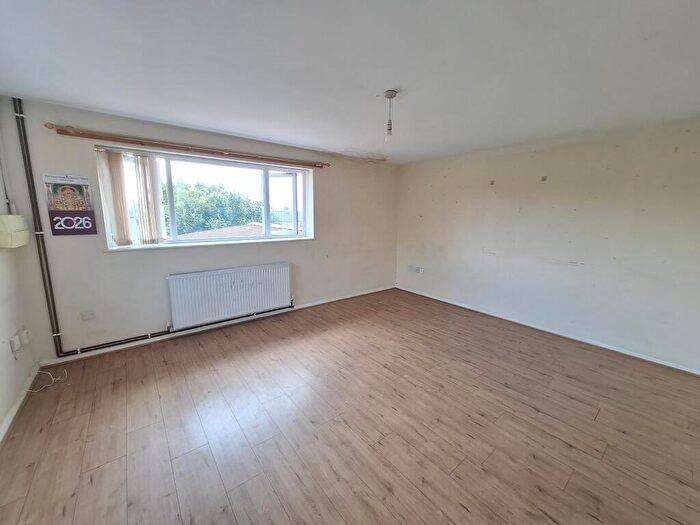 2 Bedroom Flat To Rent In Crabtree Lane, Hemel Hempstead, HP3