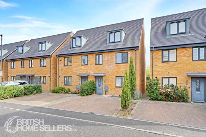 4 Bedroom Semi Detached House For Sale In Tala Close, Surbiton, KT6