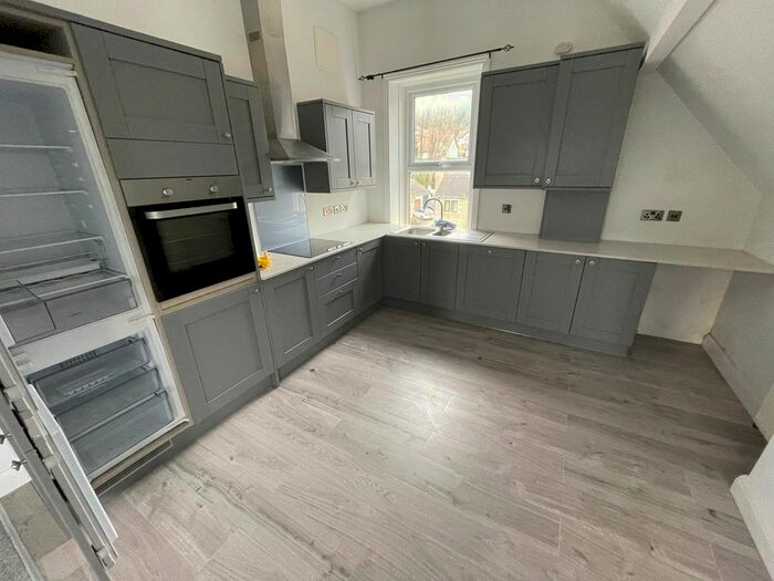 2 Bedroom Flat To Rent In Bramham Road, Bingley, Uk, BD16