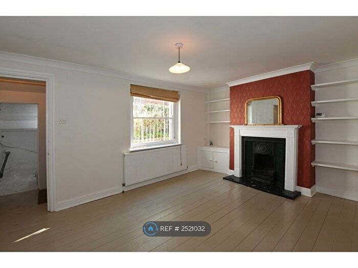 2 Bedroom Maisonette To Rent In Navarino Road, London, E8