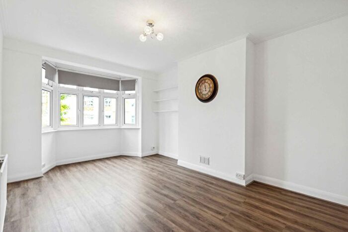 2 Bedroom Flat To Rent In Colney Hatch Lane, London, N10
