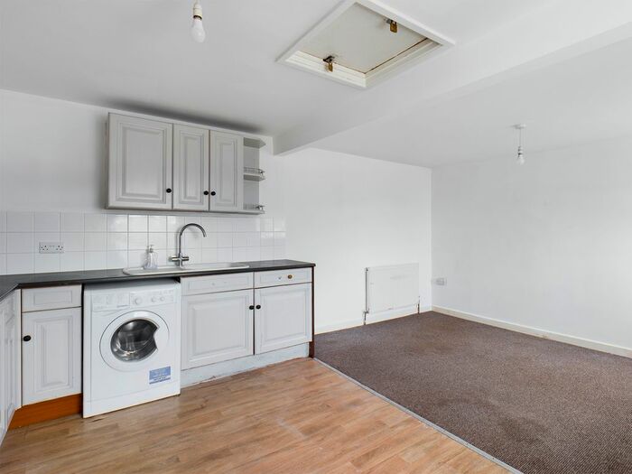 2 Bedroom Flat To Rent In Springfield Road, Torquay, TQ1