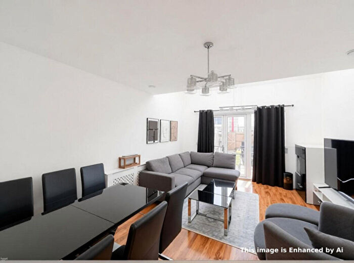 3 Bedroom Town House To Rent In Edgecumbe Avenue, London, NW9