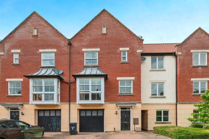 3 Bedroom Town House To Rent In Trafalgar Square, Poringland, Norwich, NR14