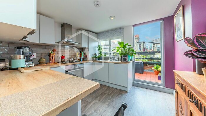 2 Bedroom Flat To Rent In Birnam Road, Finsbury Park, London, N4