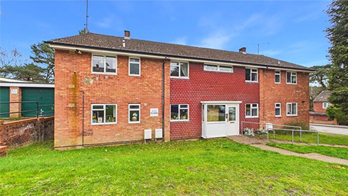 2 Bedroom Flat For Sale In Lightwater, Surrey, GU18