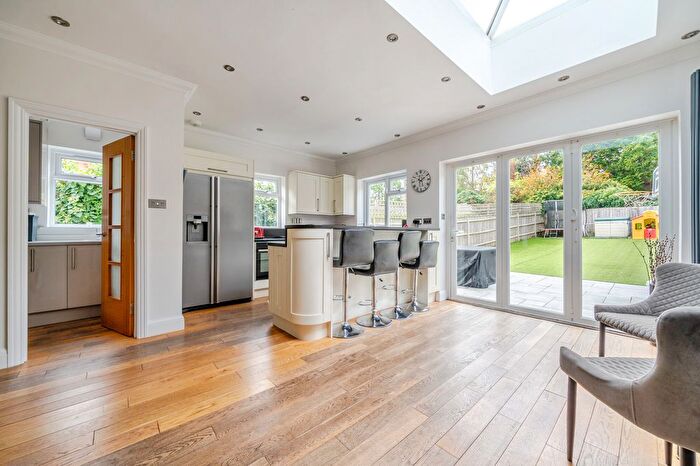 5 Bedroom Semi-detached House For Sale In York Road, Barnet, EN5