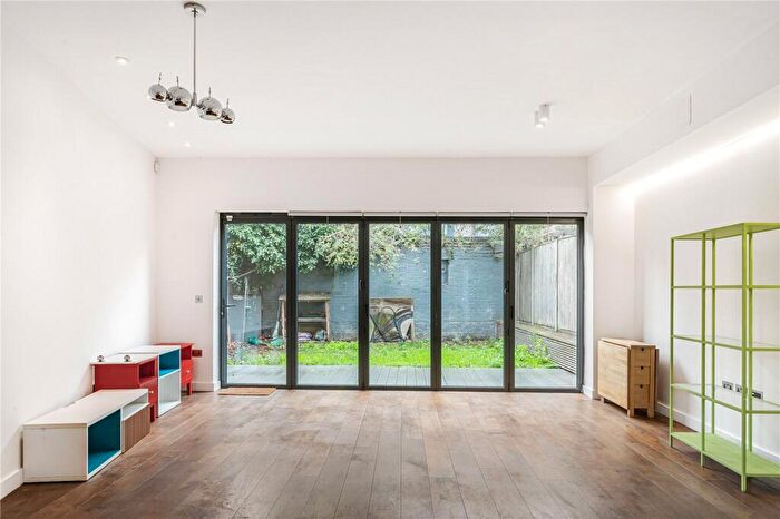 3 Bedroom Mews To Rent In Chelmer Road, London, E9