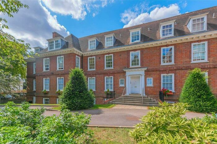 3 Bedroom Flat To Rent In West Heath Avenue, London, NW11