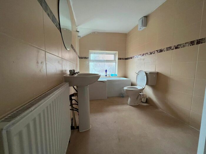 3 Bedroom Flat To Rent In Pershore Road, Stirchley, Birmingham, B30