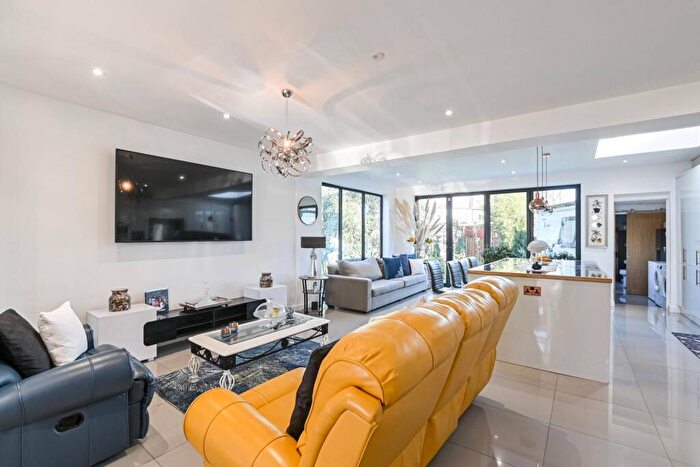 3 Bedroom Semi-Detached House To Rent In Pembroke Road, Mitcham, CR4