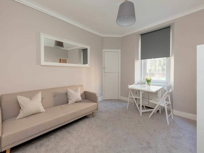 1 Bedroom Flat To Rent In / Chalmers Buildings, Fountinbridge, Edinburgh, EH3