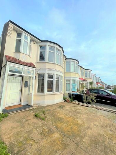 4 Bedroom Semi-Detached House To Rent In Hedge Lane, Palmers Green, N13