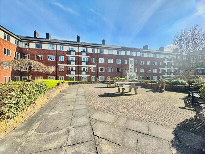 2 Bedroom Flat To Rent In Eccles New Road, Salford, M5