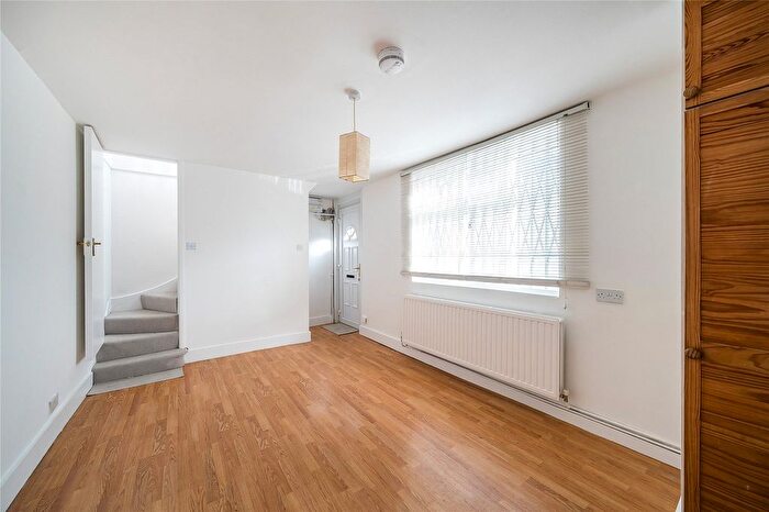 1 Bedroom Flat To Rent In Mulkern Road, Archway, London, N19