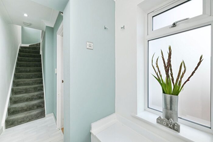 3 Bedroom End Of Terrace House For Sale In River Avenue, Hoddesdon, EN11
