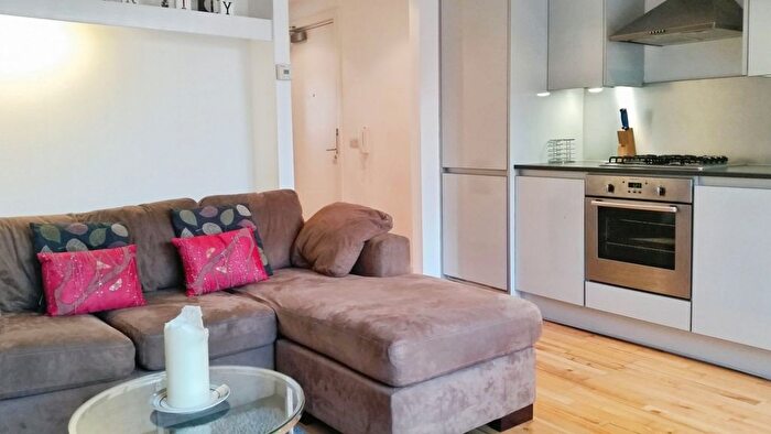 1 Bedroom Flat To Rent In New York Street, Leeds, West Yorkshire, LS2
