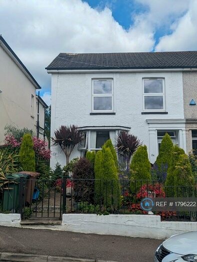 2 Bedroom Flat To Rent In Ridgeway, Redhill, RH1