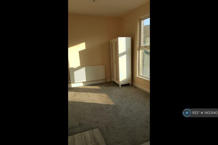 Studio To Rent In Holloway Road, London, N7