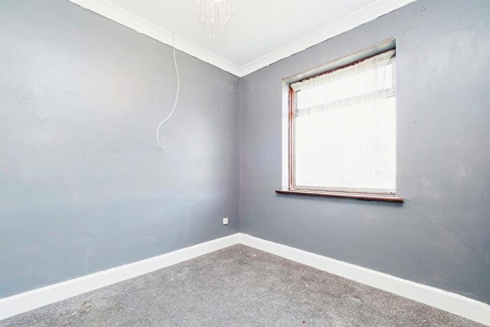 3 Bedroom Semi-Detached House For Sale In Wennington Road, Rainham, RM13