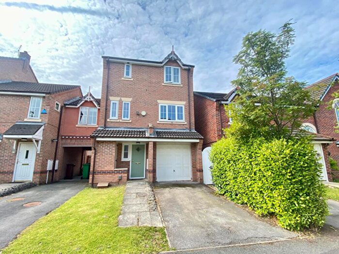 4 Bedroom Town House To Rent In Chervil Close, Manchester, M14