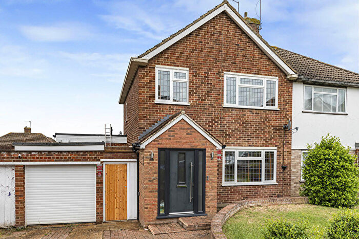 4 Bedroom Semi Detached House For Sale In Tyron Way, Sidcup, DA14