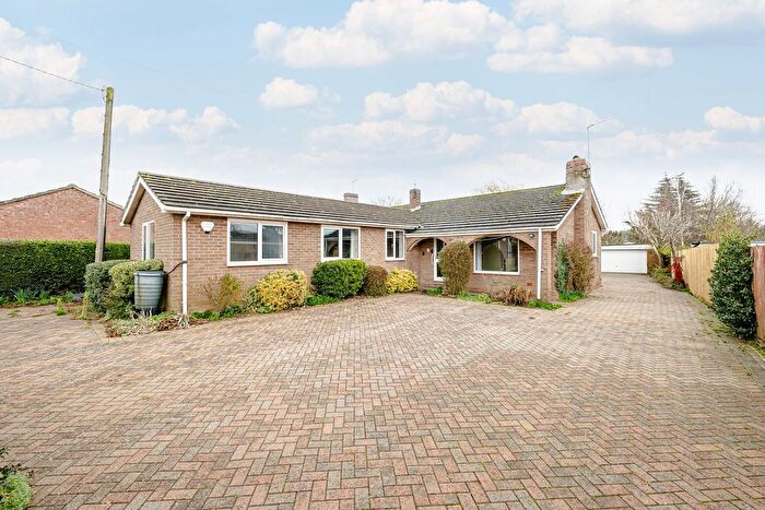3 Bedroom Detached Bungalow For Sale In West Drive, Highfields Caldecote, CB23