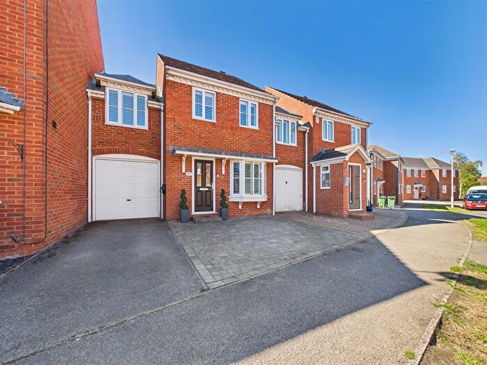 3 Bedroom Property For Sale In Lark Vale, Watermead, Aylesbury, HP19