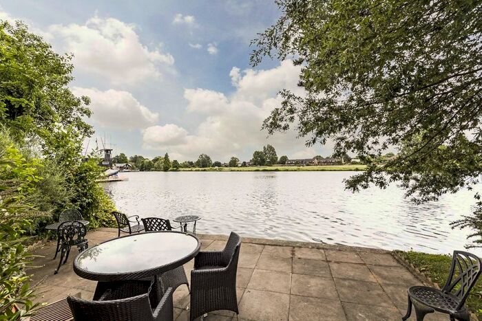 1 Bedroom Flat To Rent In Thames Close, Hampton, TW12