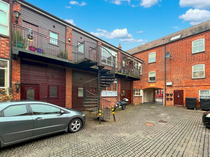 2 Bedroom Flat For Sale In Mount Pleasant, Redditch, B97