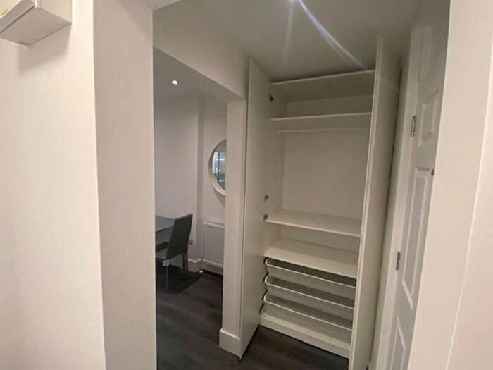 1 Bedroom Flat To Rent In Nevern Square, Earls Court, London, SW5