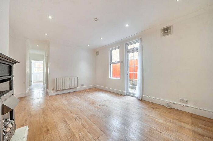2 Bedroom Flat For Sale In Laleham Road, London, SE6