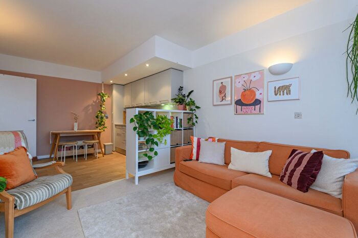 2 Bedroom Flat For Sale In West Point, Wellington Street, LS1