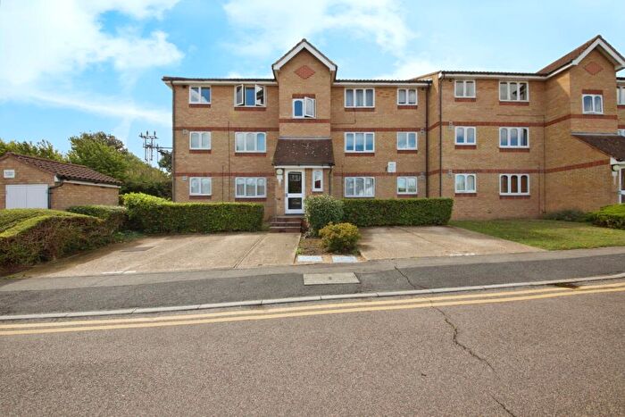 1 Bedroom Flat For Sale In Waddington Close, Enfield, EN1