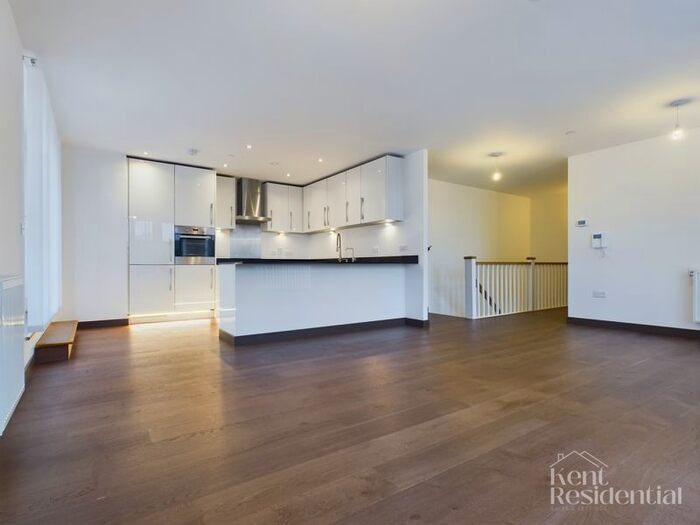 3 Bedroom Flat To Rent In Rosalind Drive, Maidstone, ME14