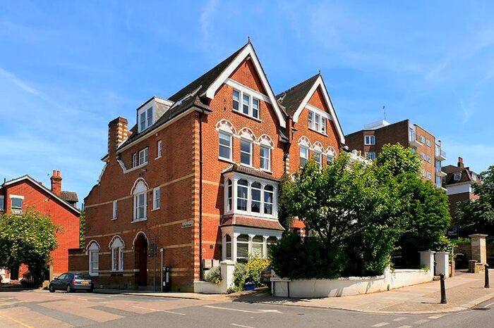 3 Bedroom Flat To Rent In Richmond Hill, Richmond, TW10