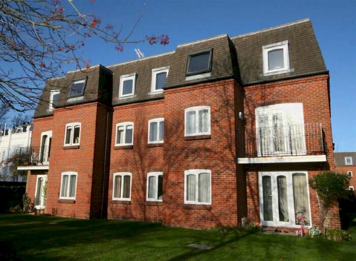2 Bedroom Flat To Rent In Victoria Gardens, Newbury RG14