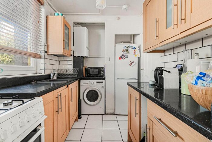 2 Bedroom Flat For Sale In Flaxman Road, London, SE5