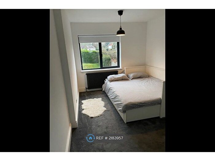 5 Bedroom Detached House To Rent In Coronation Road, Yateley, GU46