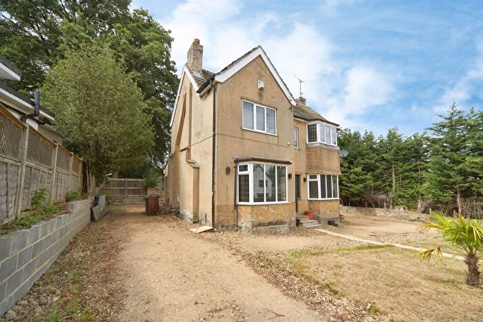 2 Bedroom Detached House For Sale In Woodhall Park Crescent East, Stanningley, Pudsey, LS28