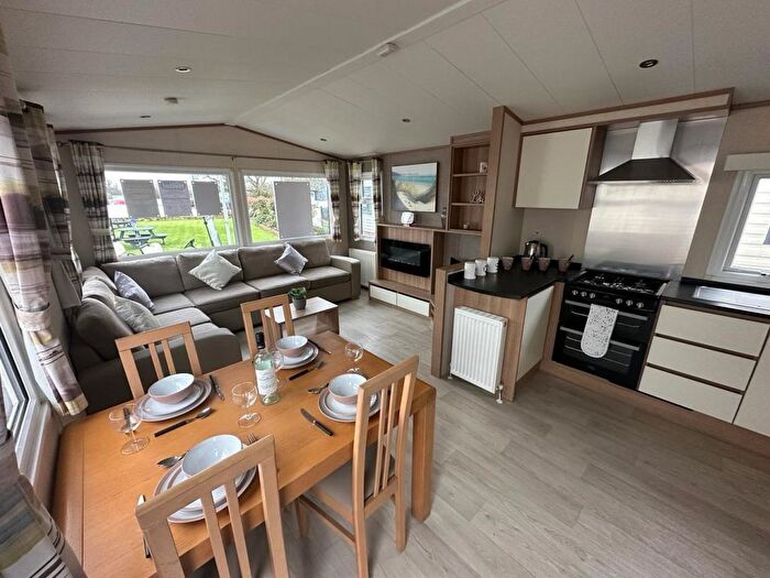 2 Bedroom Mobile/park Home For Sale In Vinnetrow Road, Runcton, Chichester, PO20