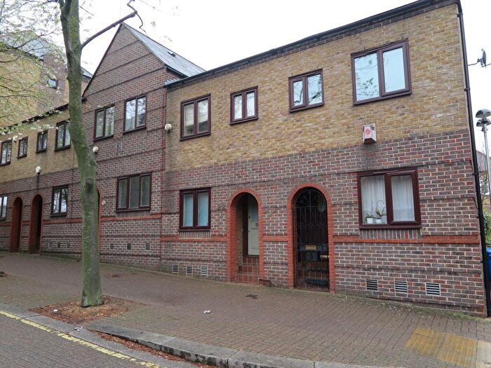2 Bedroom End Of Terrace House To Rent In Greenland Quay, Surrey Quays, SE16