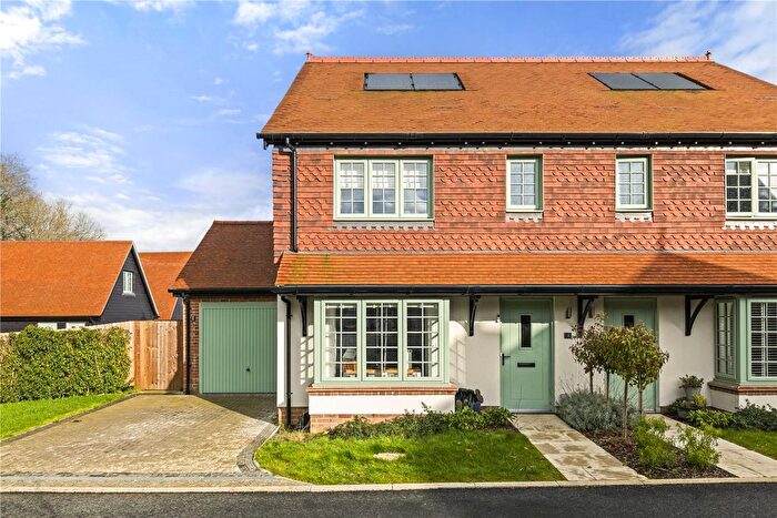 3 Bedroom Semi Detached House For Sale In Fallow Close, Ewhurst, Cranleigh, Surrey, GU6