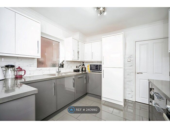 4 Bedroom Semi-Detached House To Rent In The Shades, Rochester, ME2