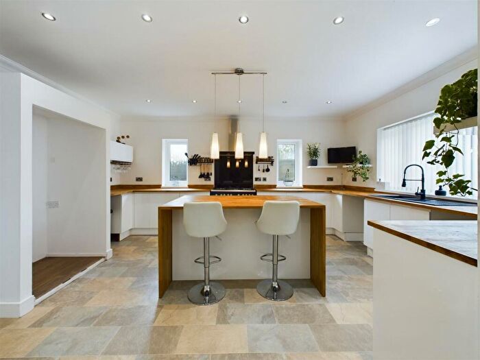 4 Bedroom Detached House For Sale In Heol Llanelli, Trimsaran, Llanelli, SA17